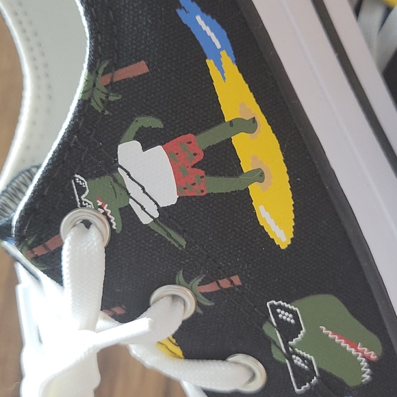 Converse Brand new in the box size junior 4=size women's 6. - Picture 3 of 15